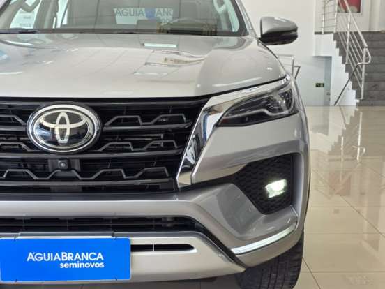 TOYOTA-HILUX SW4-2023