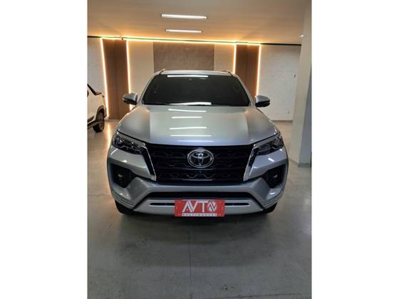 TOYOTA HILUX SW4 2.8 D-4D TURBO DIESEL SRX 7L 4X4 AUTOMÁTICO