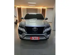 TOYOTA HILUX SW4 2.8 D-4D TURBO DIESEL SRX 7L 4X4 AUTOMÁTICO TOYOTA HILUX SW4 2.8 D-4D TURBO DIESEL SRX 7L 4X4 AUTOMÁTICO