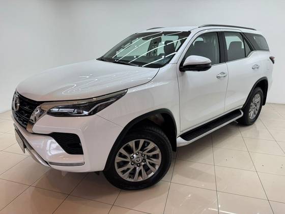TOYOTA HILUX SW4 2.8 D-4D TURBO DIESEL SRX 7L 4X4 AUTOMÁTICO