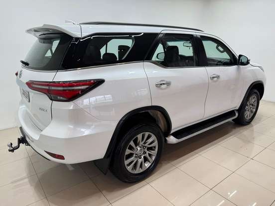 TOYOTA-HILUX SW4-2023