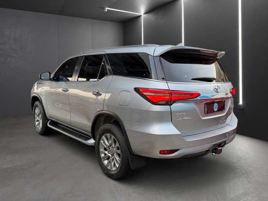 TOYOTA-HILUX SW4-2023