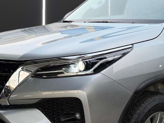 TOYOTA-HILUX SW4-2023
