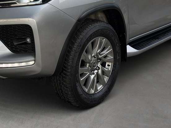 TOYOTA-HILUX SW4-2023
