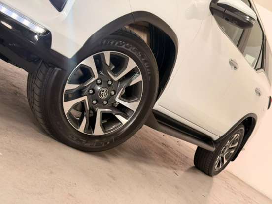 TOYOTA-HILUX SW4-2024