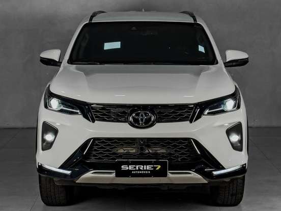 TOYOTA-HILUX SW4-2024