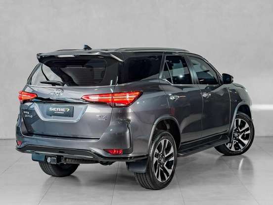 TOYOTA-HILUX SW4-2025
