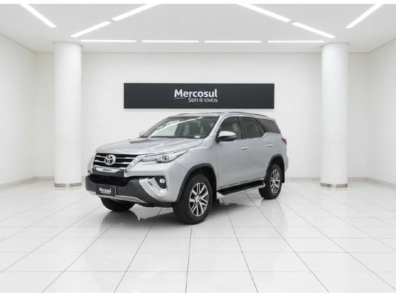 TOYOTA HILUX SW4 2.8 SRX 4X4 7 LUGARES 16V TURBO INTERCOOLER DIESEL 4P AUTOMÁTICO