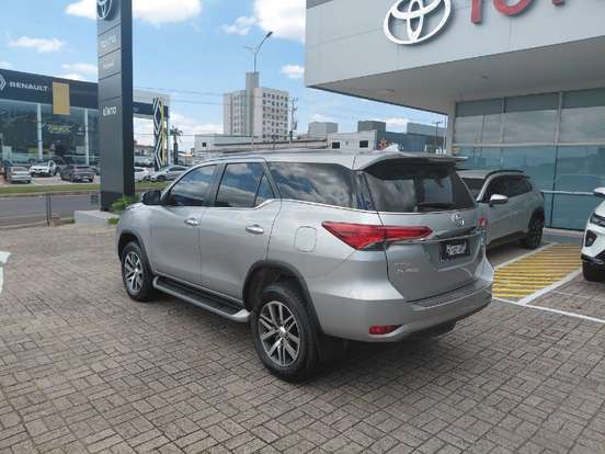TOYOTA-HILUX SW4-2.8 SRX 4X4 7 LUGARES 16V TURBO INTERCOOLER DIESEL 4P AUTOMÁTICO TOYOTA-HILUX SW4-2019