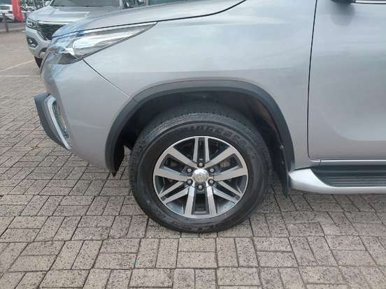 TOYOTA-HILUX SW4-2.8 SRX 4X4 7 LUGARES 16V TURBO INTERCOOLER DIESEL 4P AUTOMÁTICO TOYOTA-HILUX SW4-2019