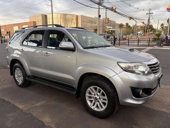 TOYOTA-HILUX SW4-2014