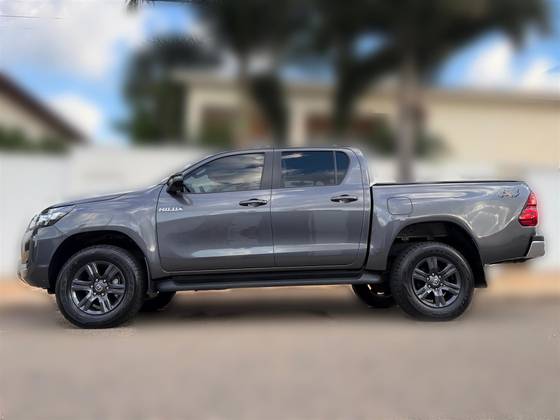 TOYOTA HILUX 2.8 D-4D TURBO DIESEL CD SR 4X4 AUTOMÁTICO