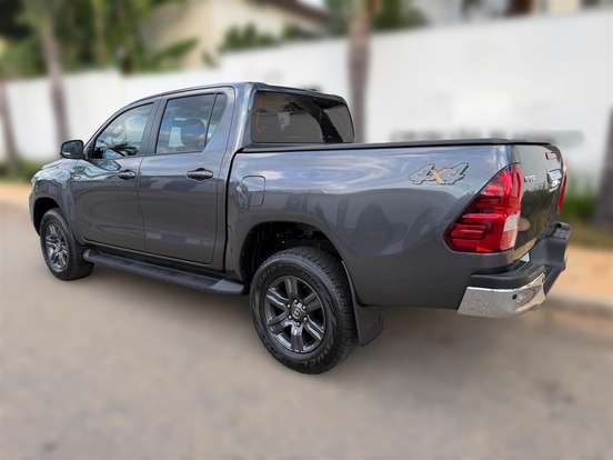 TOYOTA-HILUX-2.8 D-4D TURBO DIESEL CD SR 4X4 AUTOMÁTICO TOYOTA-HILUX-2025