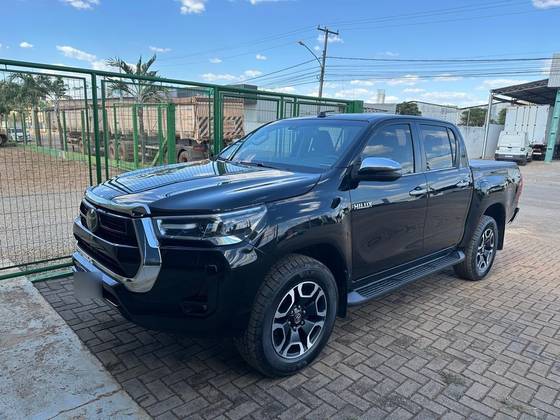 TOYOTA HILUX 2.8 D-4D TURBO DIESEL CD SRX 4X4 AUTOMÁTICO