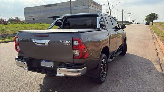 TOYOTA-HILUX-2.8 D-4D TURBO DIESEL CD SRX 4X4 AUTOMÁTICO TOYOTA-HILUX-2025