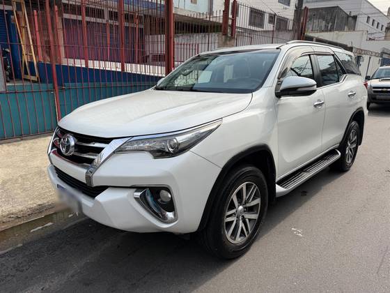 TOYOTA HILUX SW4 2.8 SRX 4X4 7 LUGARES 16V TURBO INTERCOOLER DIESEL 4P AUTOMÁTICO