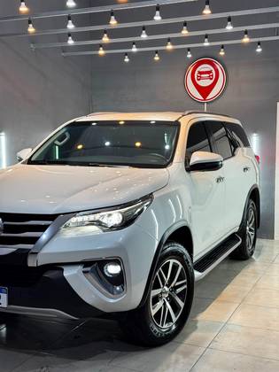 TOYOTA HILUX SW4 2.8 SRX 4X4 7 LUGARES 16V TURBO INTERCOOLER DIESEL 4P AUTOMÁTICO