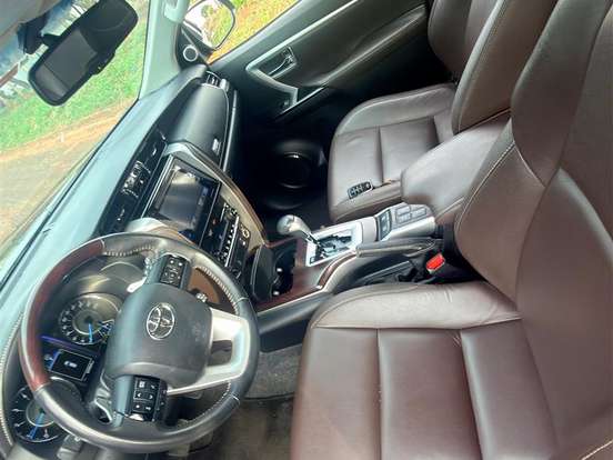 TOYOTA-HILUX SW4-2.8 SRX 4X4 7 LUGARES 16V TURBO INTERCOOLER DIESEL 4P AUTOMÁTICO TOYOTA-HILUX SW4-2019
