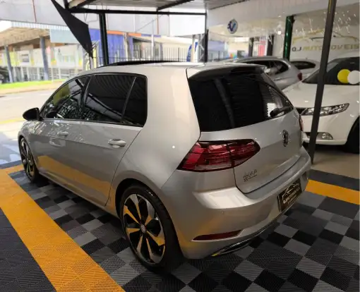 VOLKSWAGEN-GOLF-2018