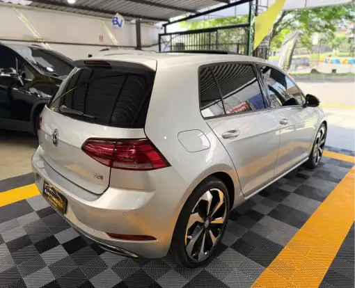 VOLKSWAGEN-GOLF-2018