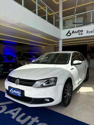 VOLKSWAGEN-JETTA-2012