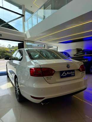 VOLKSWAGEN-JETTA-2012