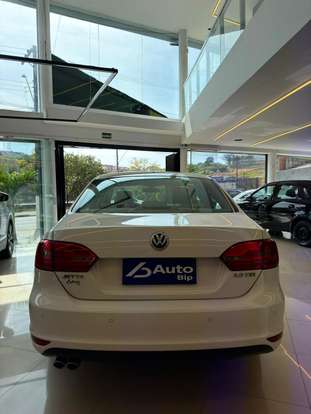 VOLKSWAGEN-JETTA-2012
