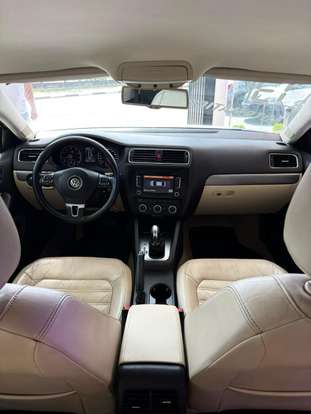 VOLKSWAGEN-JETTA-2012
