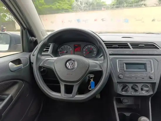VOLKSWAGEN-VOYAGE-2016