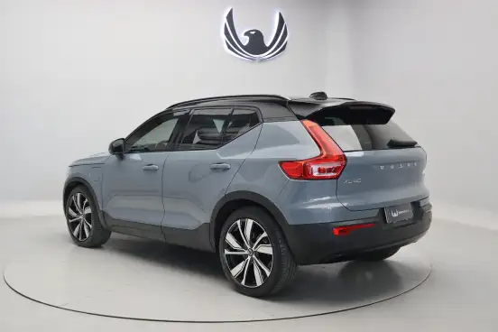 VOLVO-XC40-2021