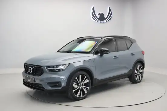 VOLVO-XC40-2021