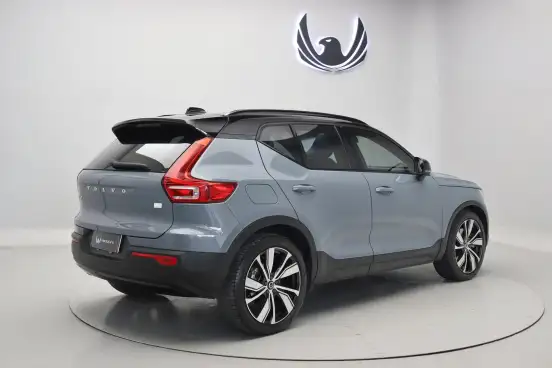 VOLVO-XC40-2021