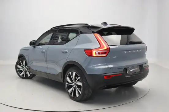 VOLVO-XC40-2021