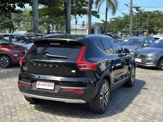 VOLVO-XC40-2020