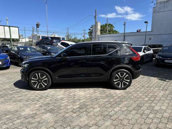 VOLVO-XC40-2020