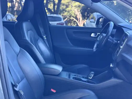 VOLVO-XC40-2018