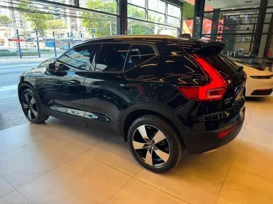 VOLVO-XC40-2020