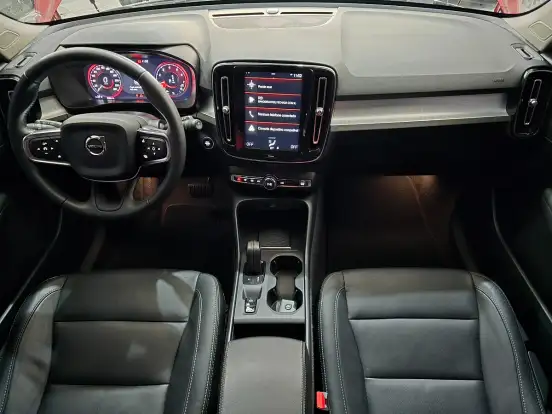 VOLVO-XC40-2018