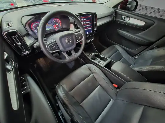 VOLVO-XC40-2018