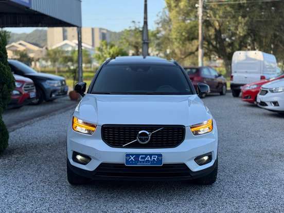 VOLVO-XC40-2019