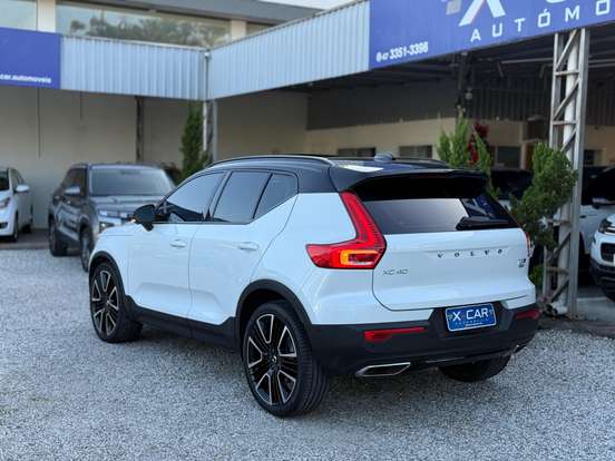 VOLVO-XC40-2019