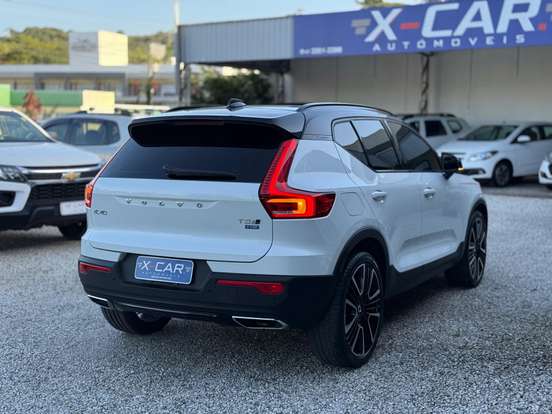 VOLVO-XC40-2019