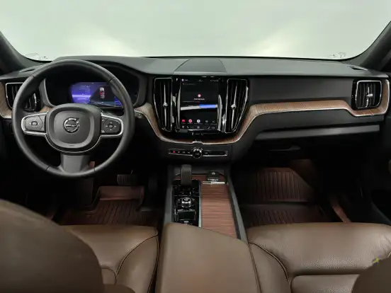 VOLVO-XC60-2024