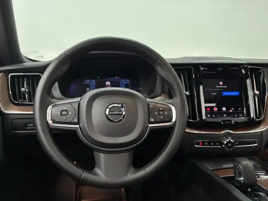 VOLVO-XC60-2024