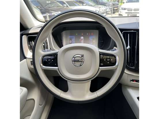 VOLVO-XC60-2024