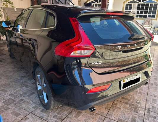VOLVO-V40-2014