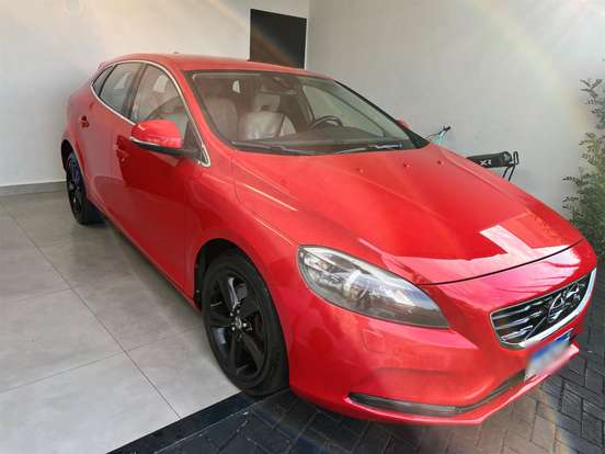 VOLVO-V40-2014