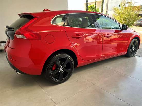 VOLVO-V40-2014