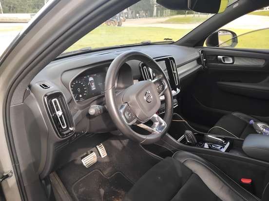 VOLVO-XC40-2021