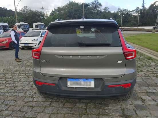 VOLVO-XC40-2021